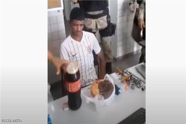 شرطيون يحتفلون بعيد ميلاد "متهم" بطريقة مهينة في البرازيل (فيديو)