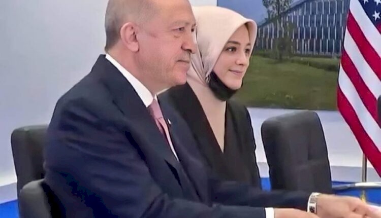 لفتت الأنظار .. من هي المترجمة المحجبة التي اختارها أردوغان خلال لقائه بايدن؟