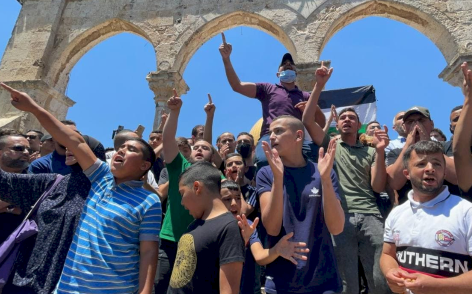 الاحتلال يقمع مسيرة نصرة للنبي محمد ﷺ في الأقصى