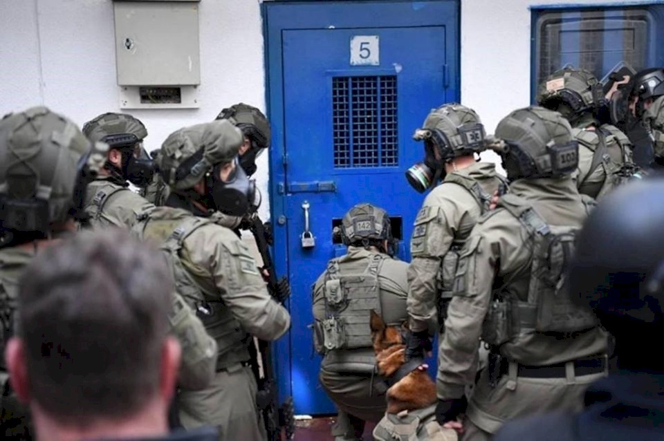 توتر شديد في سجن النقب بعد اقتحام قوات القمع "الإسرائيلية" قسم 27 
