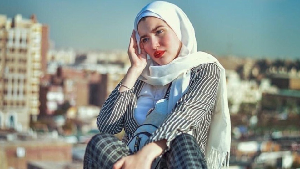 حنين حسام تنهار بالبكاء بعد الحكم بحبسها 10 سنوات (فيديو)