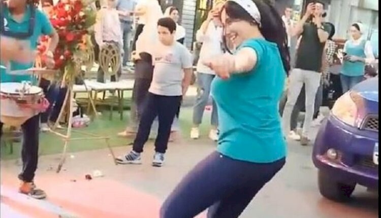فيديو رقص جريء لفتيات في الشارع يثير ضجة في مصر! (شاهد)