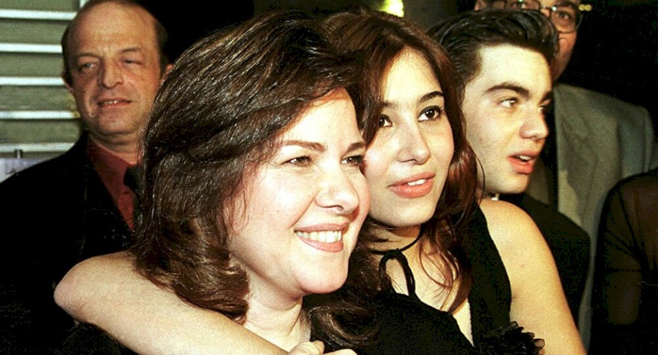 السر وراء عدم الإفصاح عن الحالة الصحية للفنانة دلال عبد العزيز