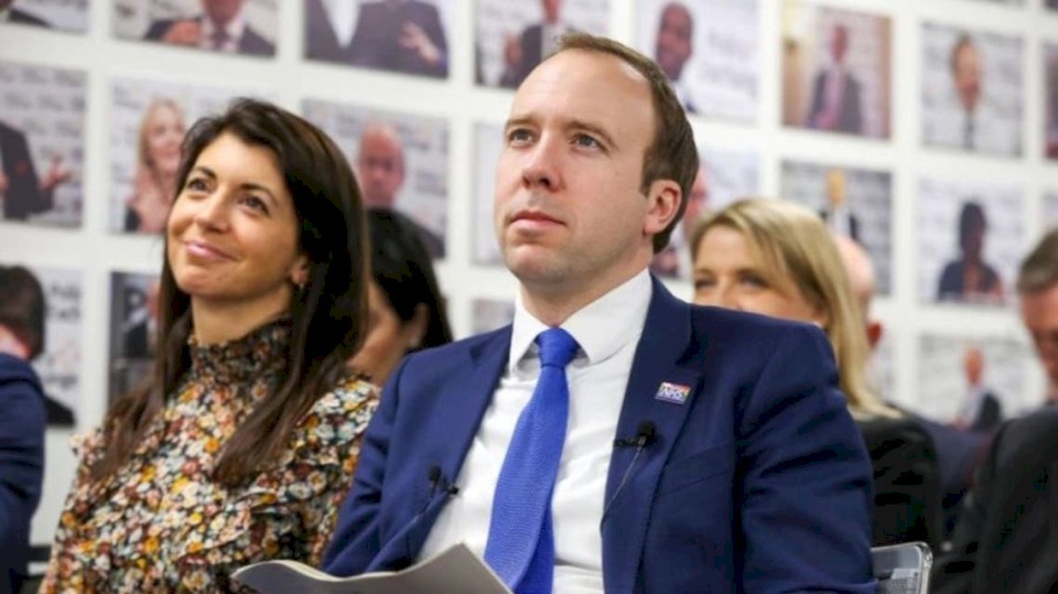 شاهد| فضيحة تطال وزيرا بريطانيا.. صور خادشة مع مساعدته