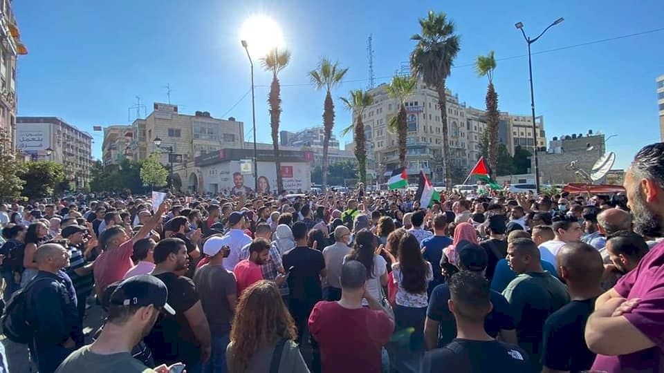 رام الله: قوات الامن تقمع تظاهرة خرجت احتجاجا على مقتل نزار بنات