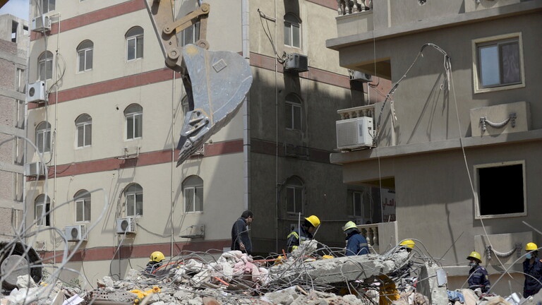 انتشال 3 جثث من أنقاض عقار قديم منهار وسط الإسكندرية