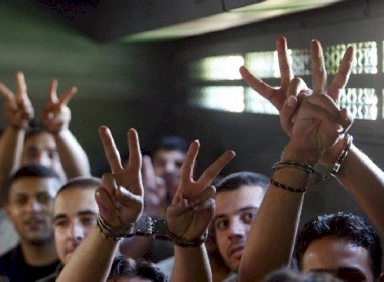 أسرى "عوفر" يقررون إرجاع وجبات الطعام إسنادا للمضربين