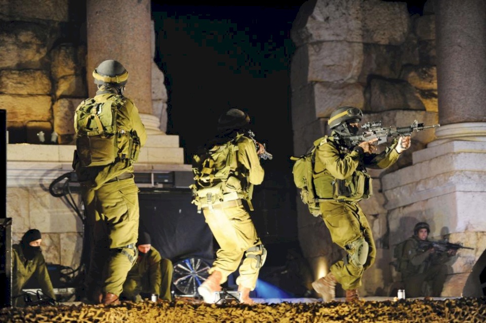 الاحتلال يشن حملة دهم واعتقالات في الضفة والقدس