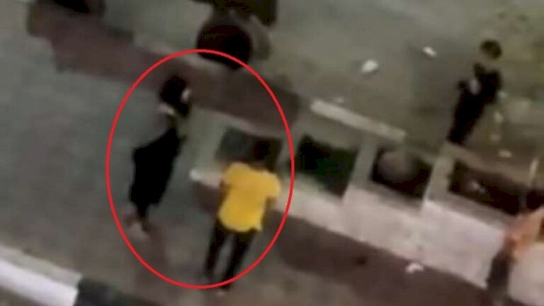 شاهد.. مقطع فيديو بين شابين وفتاة يثير جدلا واسعا في مصر
