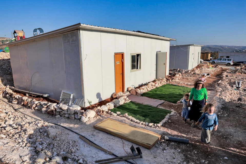 المستوطنون يغادرون بؤرة افيتار الاستيطانية