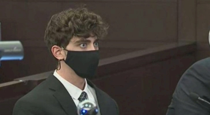 فيديو| "المجرم الوسيم" يتسبب بإنهاء حياة أم وابنتها.. وفتيات يدافعنّ عنه لجماله