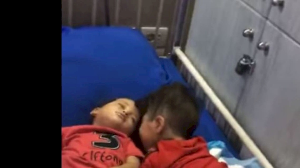 فيديو وصور| قصته هزت دمشق.. أب ترك طفلتيه جائعتين وهذا ما حل بهما