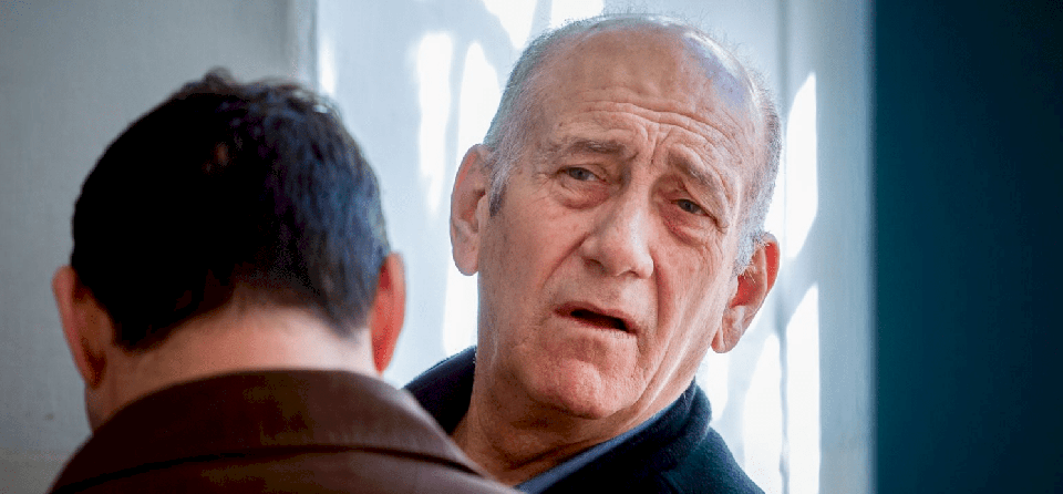 أولمرت يطلب إخضاع نتنياهو وعائلته لفحص نفسي.. ما السبب؟