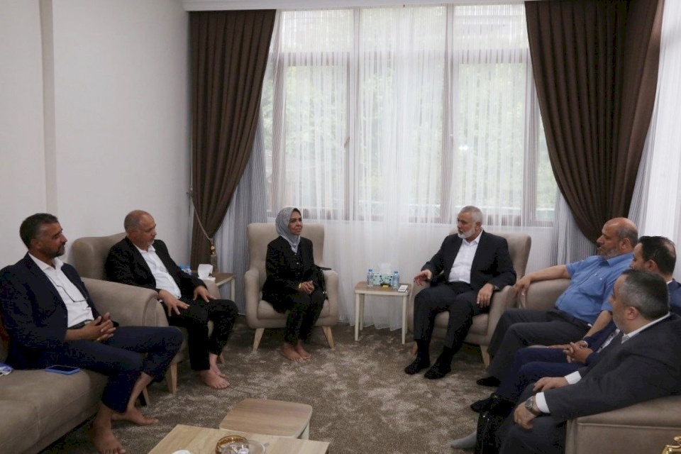 هنية يستقبل وفدًا من مجلس جنيف للعلاقات الدولية في إسطنبول