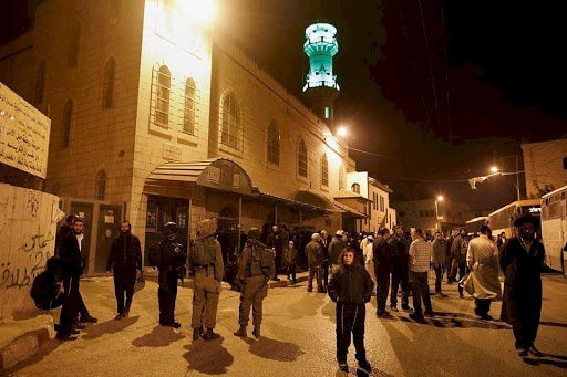 إصابة 6 مواطنين خلال اقتحام الاحتلال ومستوطنيه مسجدا في حلحول