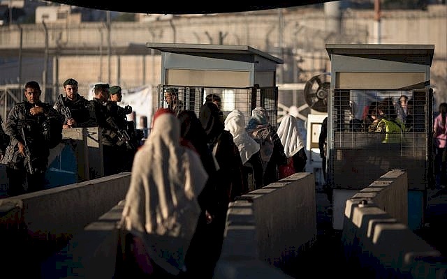 "المنسق" يحذر الفلسطينيين من "شركات سياحة"