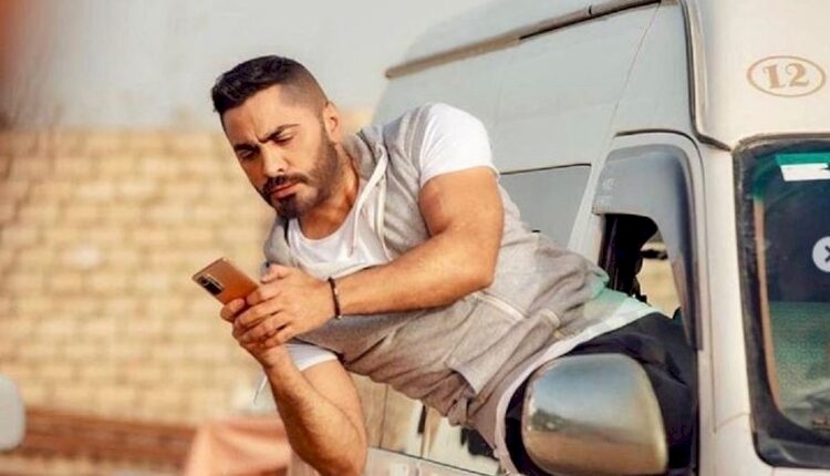 فتاة مُحجبة تورط تامر حسني بسبب ما فعله معها لحظة بكائها! (فيديو)
