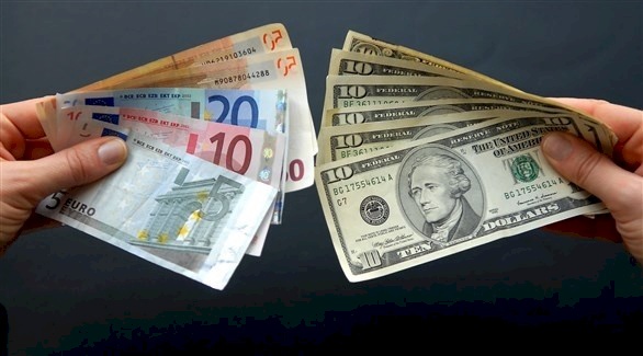 الدولار يهبط مع ارتفاع اليورو