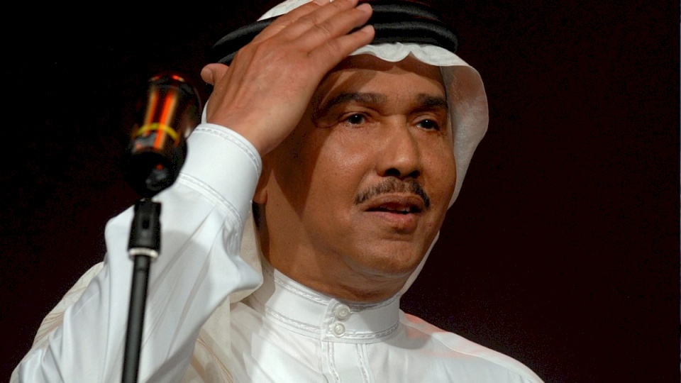 بكاء محمد عبده على المسرح في جدة يشعل السوشال ميديا