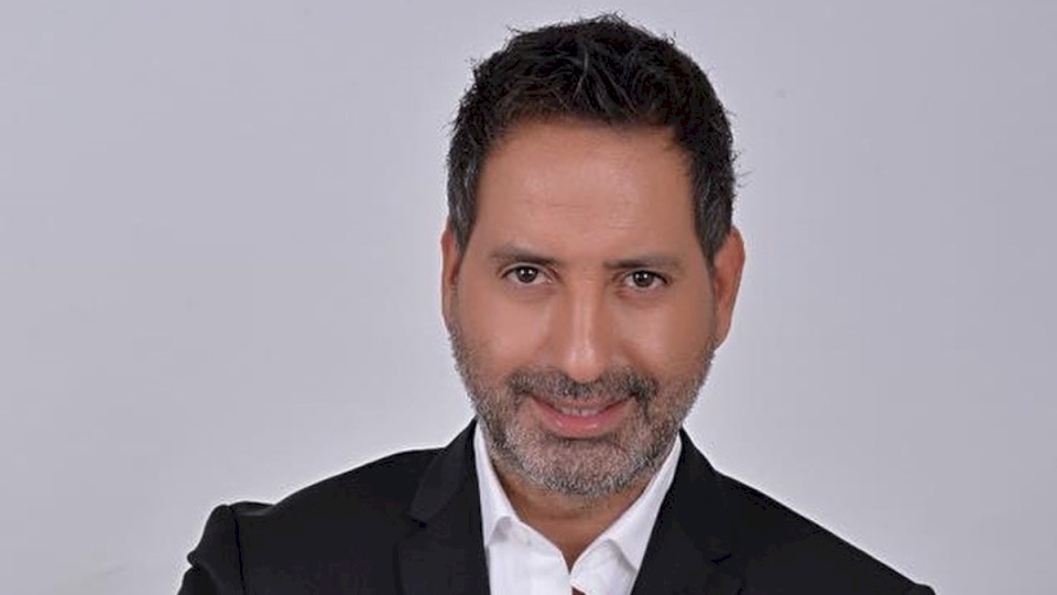أمير يزبك يوثق هجرة عائلته إلى كندا.. ويعلق: هربوا من الذل والفساد