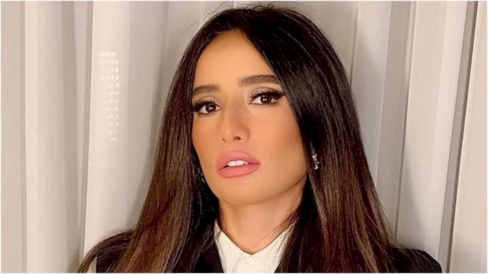 زينة تكشف ما تخشاه على ابنيها التوأم حاليا.. وسبب اخفاء وجههما
