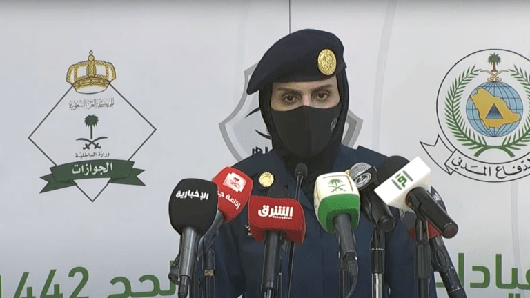 لأول مرة في تاريخ السعودية.. جندية تقدم مؤتمرا صحفيا حول الحج (فيديو)