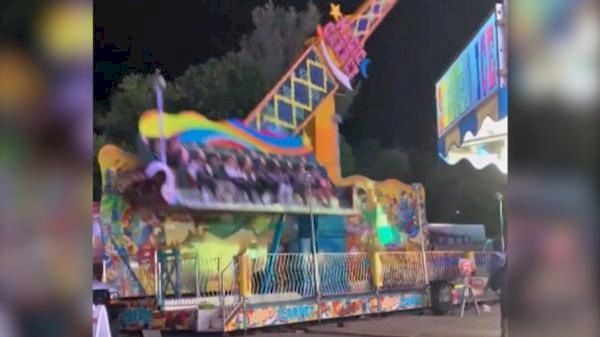 مقطع فيديو يوثق لحظة خروج لعبة ملاهي عن السيطرة! (شاهد)