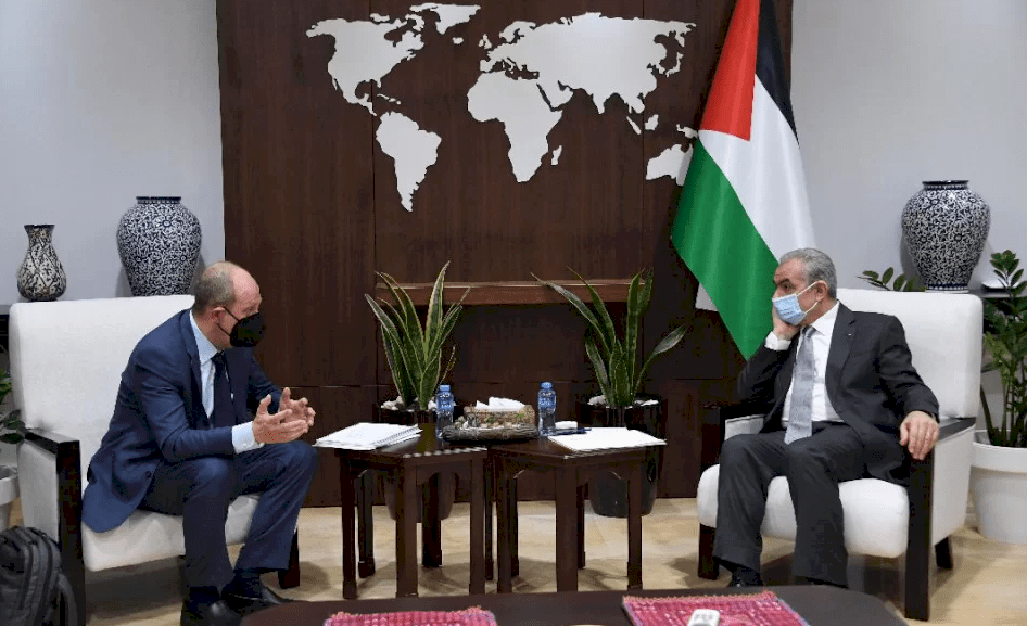 "غانم" يكشف تفاصيل ما دار بين اشتية والمبعوث الأمريكي