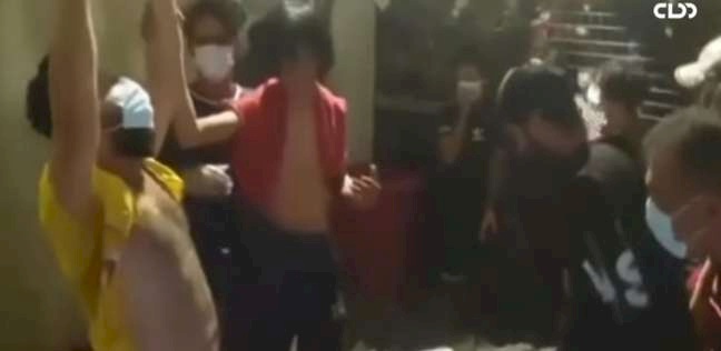 لحظات مؤلمة.. شاب يصرخ بعد تعرفه على جثة والدته في مستشفى الحسين بالعراق (فيديو)