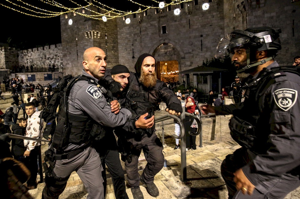 الاحتلال يعتدي على شبان قرب باب العامود في القدس المحتلة