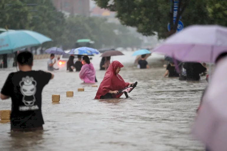 12 قتيلا  وإجلاء الآلاف جراء الفيضانات في الصين