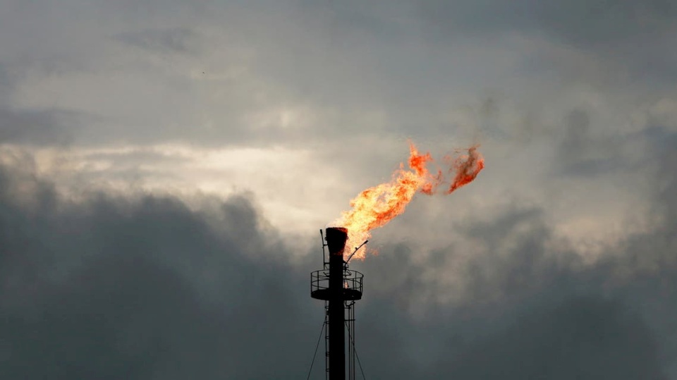 مخاوف تراجع الطلب تلقي بظلالها على النفط بضغط من "دلتا" والمخزونات الأميركية