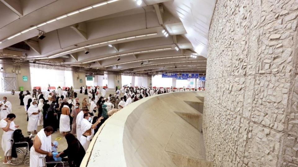 الحجاج يواصلون رمي الجمرات في أول أيام التشريق