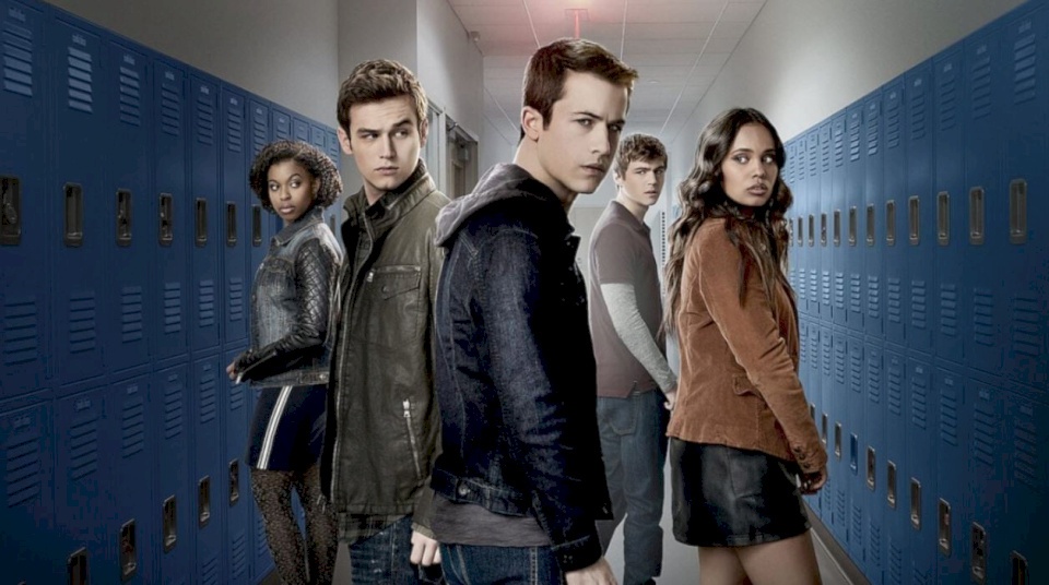 نجم مسلسل 13 Reasons why يعلن تحوله إلى فتاة.. شاهدوا كيف أصبح (صور)