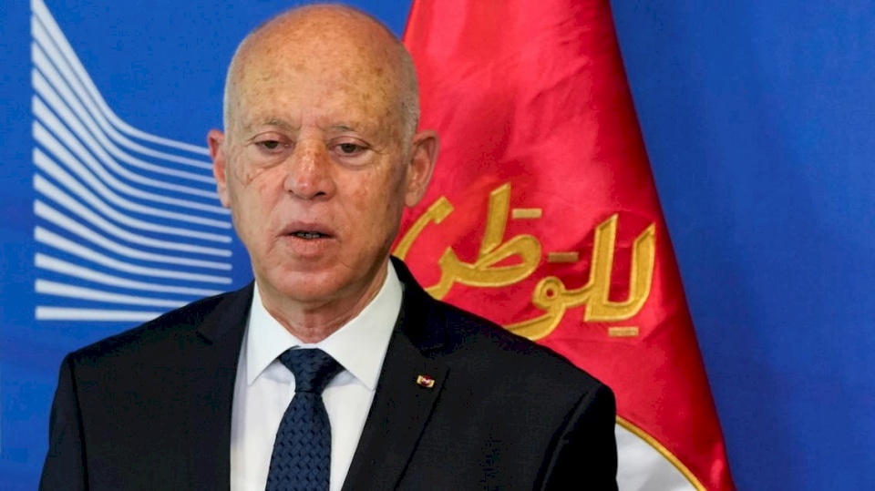 رئيس تونس يجمد أعمال البرلمان ويعفي رئيس الحكومة .. والنهضة تندد