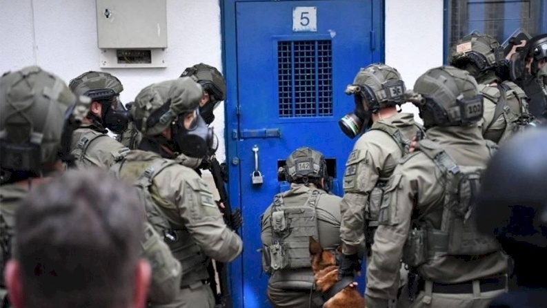 توتر في معتقل عوفر وعزل عدد من الأسرى