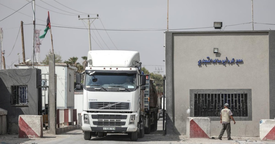 الاحتلال يسمح بإدخال 16شاحنة سولار لغزة