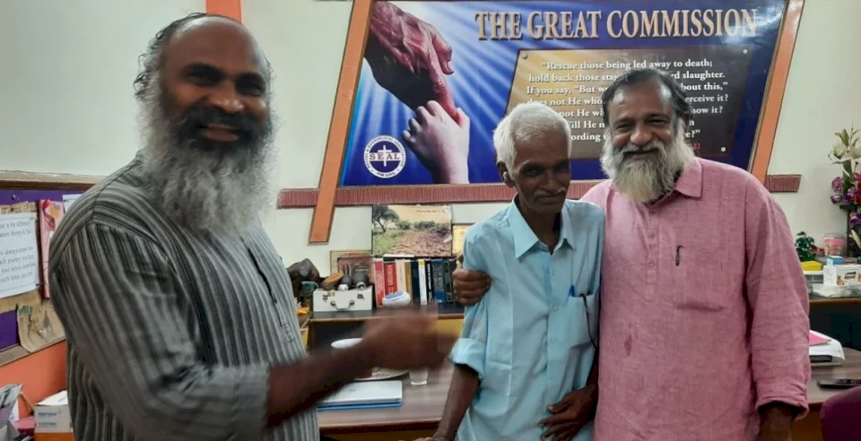 قصة مؤثرة لهندي سيجتمع بعائلته بعد 45 عاماً من الفراق.. ظنوا أنه مات في تحطم طائرة