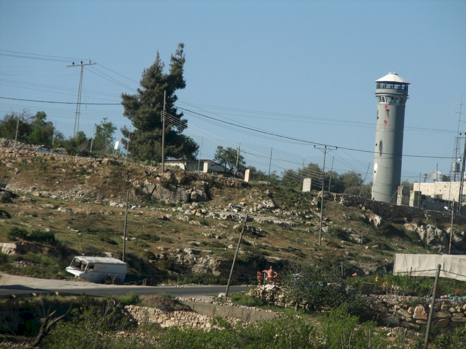 جيش الاحتلال ينبش قبر طفلة في بيت أمر شمال الخليل