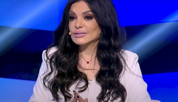 نضال الأحمدية تدعو الله أن لا ترتدي الحجاب وتقول: "بفهم قد 100 شيخ"! (فيديو)