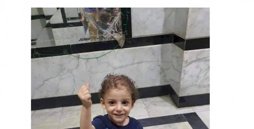 استياء في مصر.. أم تترك ابنها في مدخل عمارة لتهرب مع عشيقها! (صور)