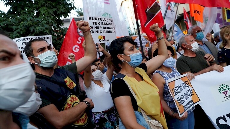 مقتل 7 أفراد من عائلة كردية واحدة برصاص مسلحين في تركيا