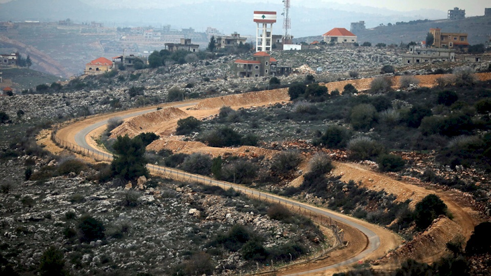 موقع عبري: أزمة لبنان تتسبب بموجة تسلل إلى إسرائيل