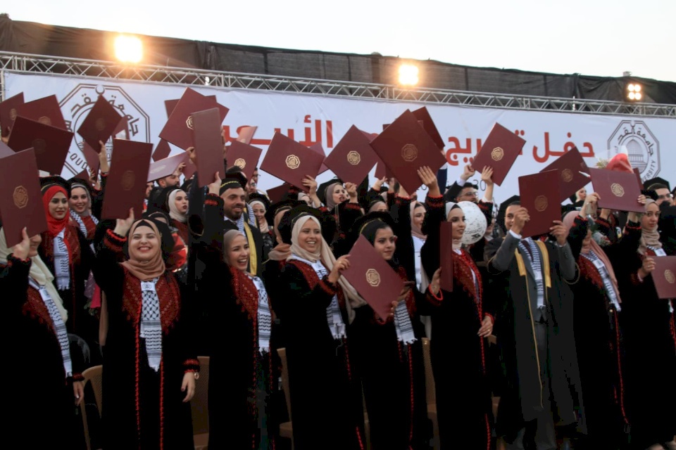 صور- جامعة القدس تحتفل بتخريج طلبة كليتي الصحة العامة والمهن الصحية 