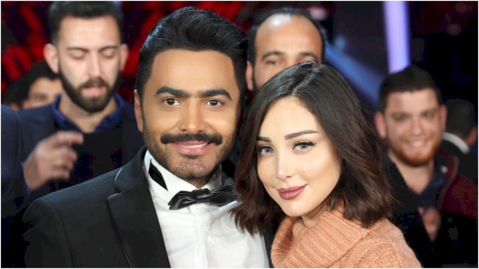 تامر حسني يحتفل مع زوجته بالساحل الشمالي.. والجمهور ينتقد حركات الأخيرة (فيديو)