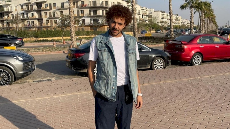مغني راب مصري يسقط أثناء غنائه على المسرح (فيديو)