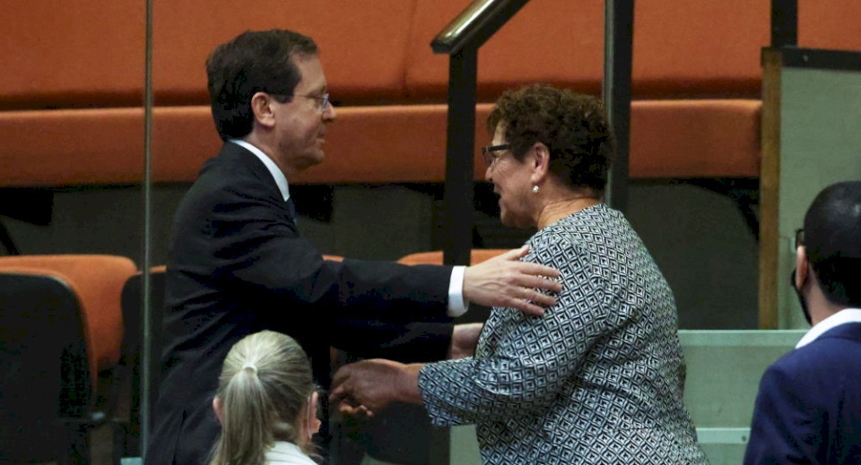 هرتسوغ لرئيسة اليونان: إسرائيل إلى جانبكم