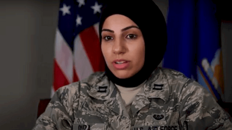 أول محجبة في سلاح الجو الأمريكي تساهم في تغيير السياسات الداخلية للجيش (فيديو)
