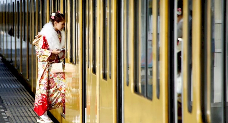 رجل يهاجم قطاراً بطوكيو بهدف قتل "النساء السعيدات"