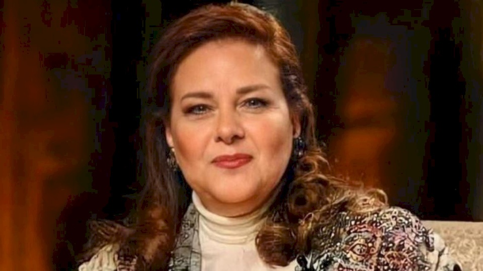 سر السبحة الحمراء التي لم تفارق يد دلال عبد العزيز